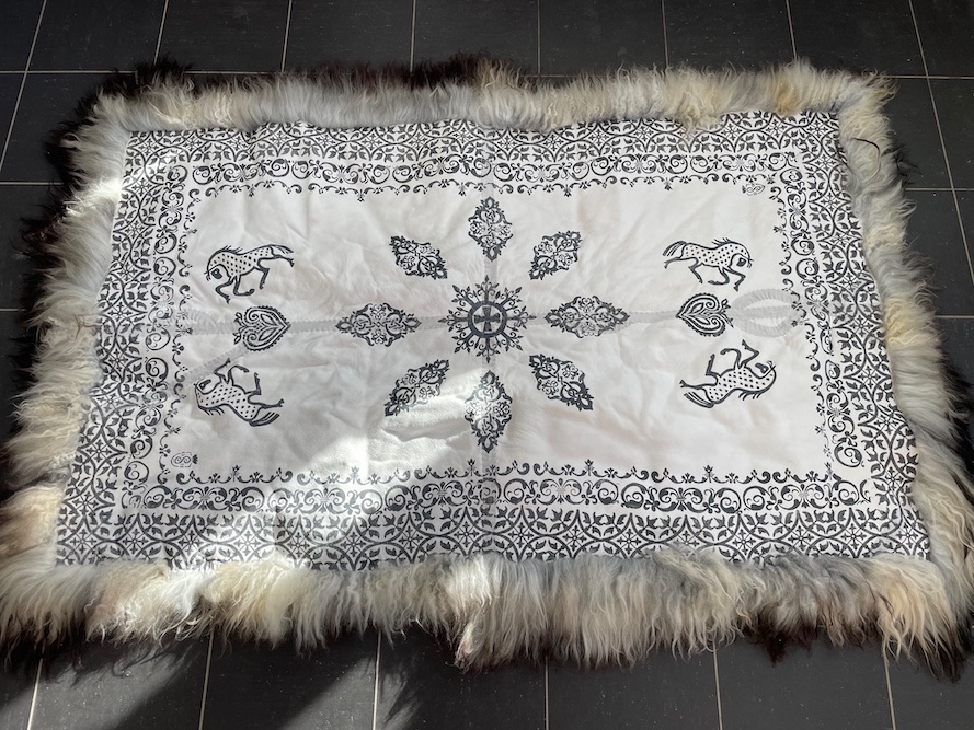 Håndsydd Saueskinnsfell bryllupsgave sau urnorsk 