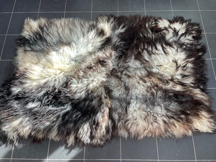 Håndsydd Saueskinnsfell bryllupsgave sau urnorsk 