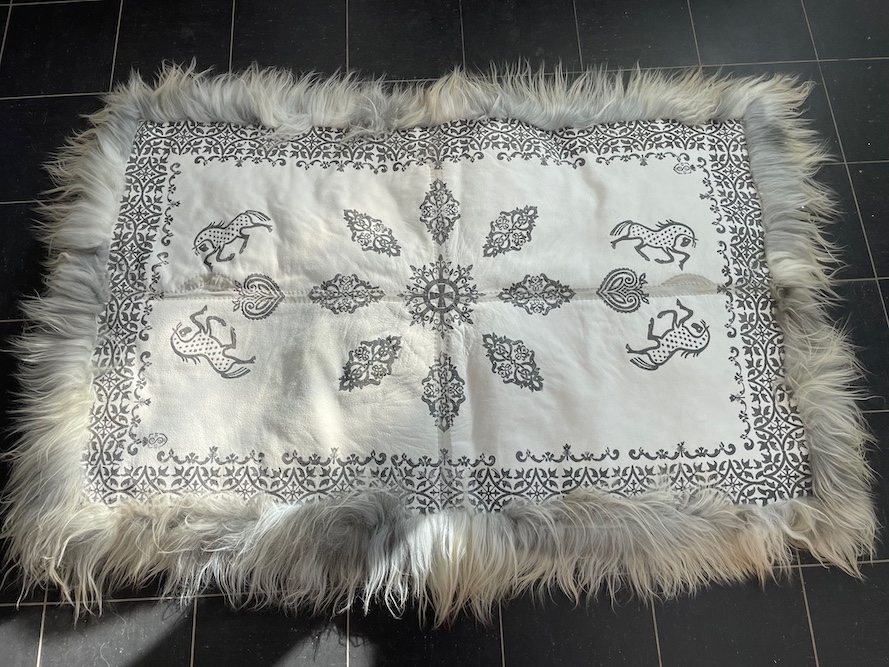 Håndsydd Saueskinnsfell bryllupsgave sau urnorsk 