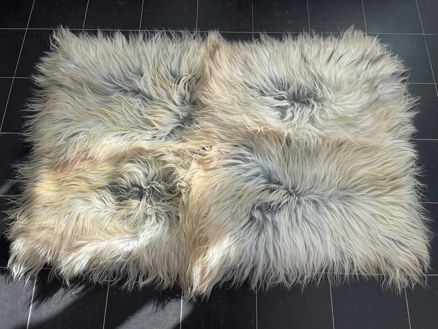 Håndsydd Saueskinnsfell bryllupsgave sau urnorsk 