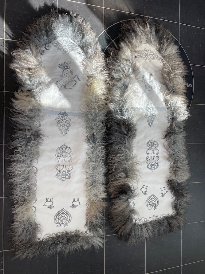 babypose babyfell saueskinn baby urnorsk beskyttelse 