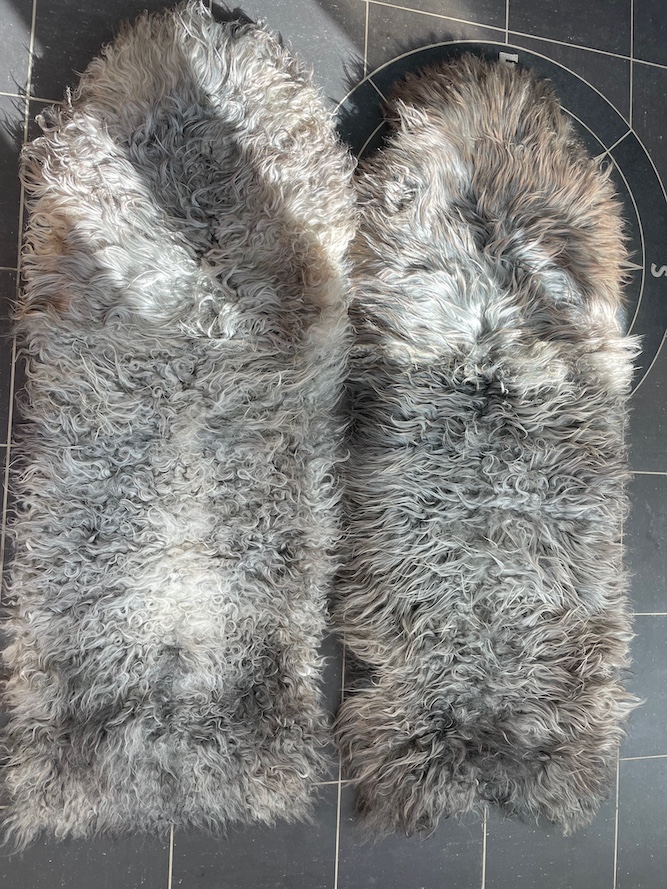 babypose babyfell saueskinn baby urnorsk beskyttelse 