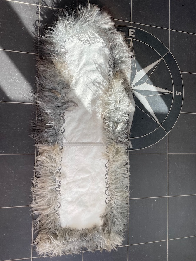 babypose babyfell saueskinn baby urnorsk beskyttelse 